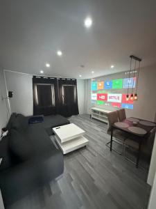 een woonkamer met een bank en een tafel bij Stylish Home Theater Apartment 3 in Kreuztal