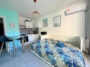 Kuchyň nebo kuchyňský kout v ubytování Saint Clair-Centre Port-WiFi-Climatisation