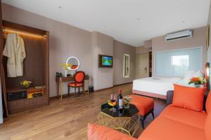 TV a/nebo společenská místnost v ubytování Salute Saigon Hotel and Spa