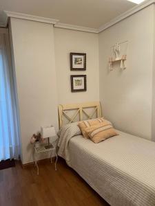 a bedroom with a bed and a night stand with a lamp at Pura Vida in Águilas