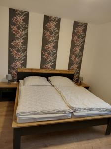 Cama en habitación con marco de madera en Jens Beste Stuuv, en Gelting
