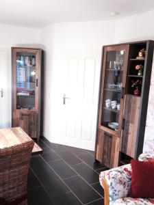 Sala de estar con 2 armarios abiertos y mesa en Jens Beste Stuuv, en Gelting