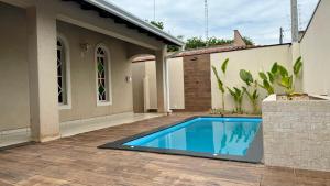 une piscine dans l'arrière-cour d'une maison dans l'établissement Casa Região Central, à Olímpia