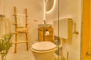 ein Badezimmer mit Toilette und Glasdusche in der Unterkunft Aussicht auf Natur, Pool, Grill, Kino, Sauna in Schönwald + 20 Fotos