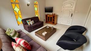 un salon avec deux canapés et une télévision dans l'établissement Casa Região Central, à Olímpia