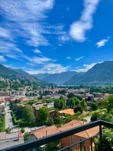 una vista di una città con le montagne sullo sfondo di La casa di Sebastian a Como