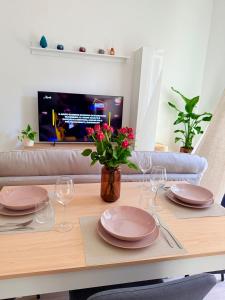 un tavolo da pranzo con piatti e bicchieri da vino di La casa di Sebastian a Como