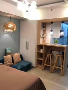 Posezení v ubytování 20th floor Studio with 2 BEDS,Hi-Speed WIFI, NETFLIX,WIFI,YTpremium,Games,Washer,Kitchen,HIghFloor,BALCONY