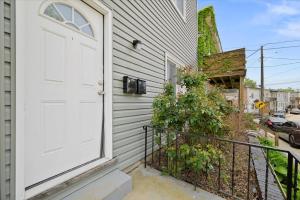 Το κτήριο όπου στεγάζεται  το διαμέρισμα +30 φωτογραφίες