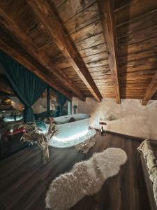 Camera con vasca da bagno e tappeto. di Guesthouse Marashi a Theth Altre 37 foto