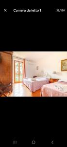 sypialnia z dwoma łóżkami i oknem w obiekcie Apartment ninnananna we Florencji