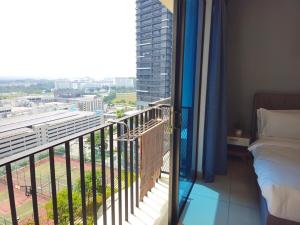 Balkoni atau teres di NEW Elegant Trefoil 2-5p at Setia City and SCCC