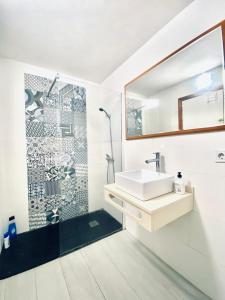 Koupelna v ubytování Turyva Tarongers 1 - Modern 1-Bedroom Apartment Near the Beach, Costa del Azahar