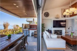 Televízia a/alebo spoločenská miestnosť v ubytovaní Seafront luxury Villa Almyra, Chalkidiki