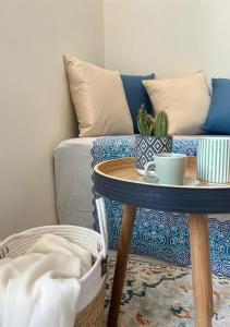 una sala de estar con un sofá y una mesa en Rosemary s House Napoli City Apartment con Parcheggio, en Nápoles