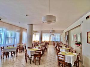 Restaurace v ubytování Hotel Rossella + 37 fotografií