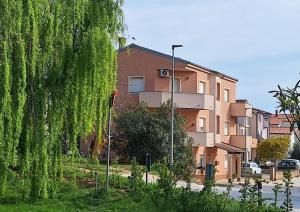 Το κτήριο όπου στεγάζεται  το διαμέρισμα +53 φωτογραφίες