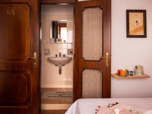 baño con lavabo y puerta que conduce a un baño en B&B La Vittoria, en Crone 47 fotos más