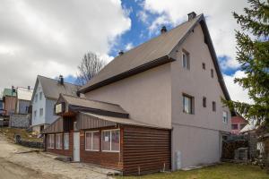 una grande casa con tetto di gambero di Apartmani ALBION a Žabljak