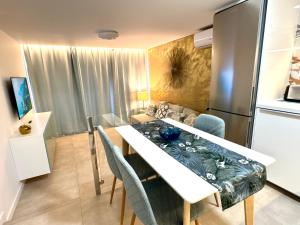 TV a/nebo společenská místnost v ubytování Apartamento Tamarán 105