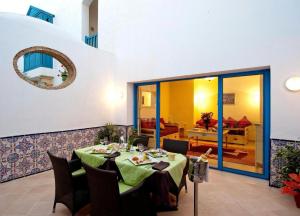 Posezení v ubytování Appartement 4 personnes bien équipé dans un hôtel 4 étoiles en Tunisie