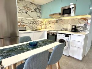 Kuchyň nebo kuchyňský kout v ubytování Apartamento Tamarán 105