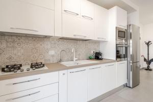 Kuchyň nebo kuchyňský kout v ubytování la casa di valeria con piscina + 16 fotografií