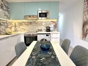 Kuchyň nebo kuchyňský kout v ubytování Apartamento Tamarán 105