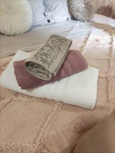 - un lit avec 2 couvertures et des oreillers dans l'établissement Casetta privata nel corso, à Pitigliano