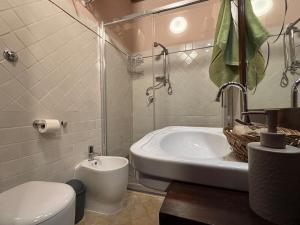 une salle de bain avec une baignoire, des toilettes et un lavabo dans l'établissement Casetta privata nel corso, à Pitigliano 24 autres photos