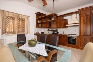 Køkken eller tekøkken på Apartments Kapetan Jure