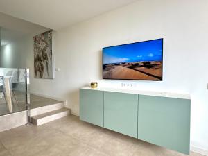 TV a/nebo společenská místnost v ubytování Apartamento Tamarán 105