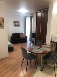 A seating area at Apartament studio Még 12 kép