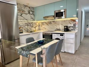 Kuchyň nebo kuchyňský kout v ubytování Apartamento Tamarán 105