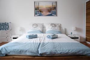 a bedroom with a large bed with two night stands at Sunny Maritime Apartment near Hannover central station in Hannover +11 photos