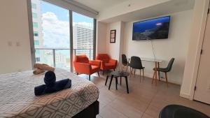 TV a/nebo společenská místnost v ubytování Heart of downtown Miami Studio POOL & GYM