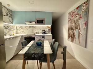 Kuchyň nebo kuchyňský kout v ubytování Apartamento Tamarán 105