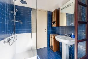 une salle de bain avec lavabo et douche dans l'établissement Casa Preziosa - Salò, à Salò 11 autres photos