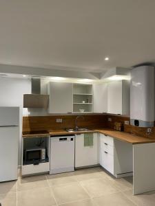 Η κουζίνα ή μικρή κουζίνα στο Appartement T3 rénové