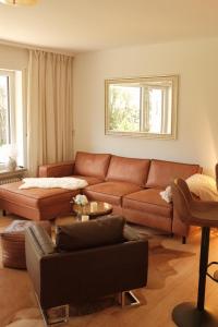 un soggiorno con un divano e un tavolo di Ammergaufeeling a Oberammergau