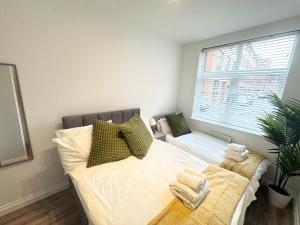 Postel nebo postele na pokoji v ubytování THE PHEONIX SUITE - 2 BEDROOMS - FREE ALLOCATED PARKING - JQ LIVING - BIRMINGHAM CITY CENTRE - SLEEPS 5 - LUXURY - 2 BATHROOMs