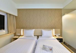 Ένα ή περισσότερα κρεβάτια σε δωμάτιο στο Whiz Prime Hotel Sudirman Cilacap