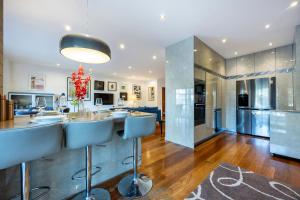 eine Küche mit einer großen Insel mit blauen Stühlen in der Unterkunft South East Wind Apartment in Lagos