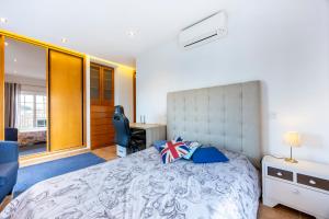 ein Schlafzimmer mit einem Kingsize-Bett und einem Schreibtisch in der Unterkunft South East Wind Apartment in Lagos