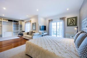 ein Schlafzimmer mit einem großen Bett und ein Wohnzimmer in der Unterkunft South East Wind Apartment in Lagos