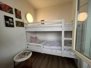 two bunk beds in a small room with a table at Oben in der 14 Etage in Braunlage +1 photo