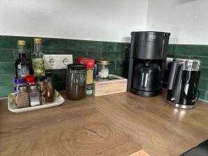 een aanrecht met een koffiezetapparaat en flessen erop bij Ferienwohnung Sonnenseite in Cochem +11 foto's