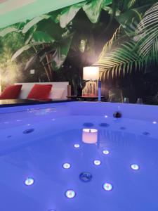 een blauw bad in een kamer met planten bij Suite Maison Tropical 2 - Apulian Experience in Noicattaro