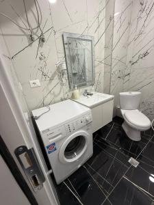 クルヤにあるKlito`s Homeのバスルーム(シンク内の洗濯機付)