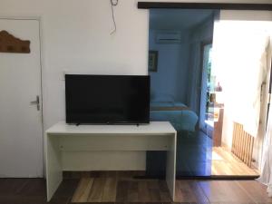TV at/o entertainment center sa Granados